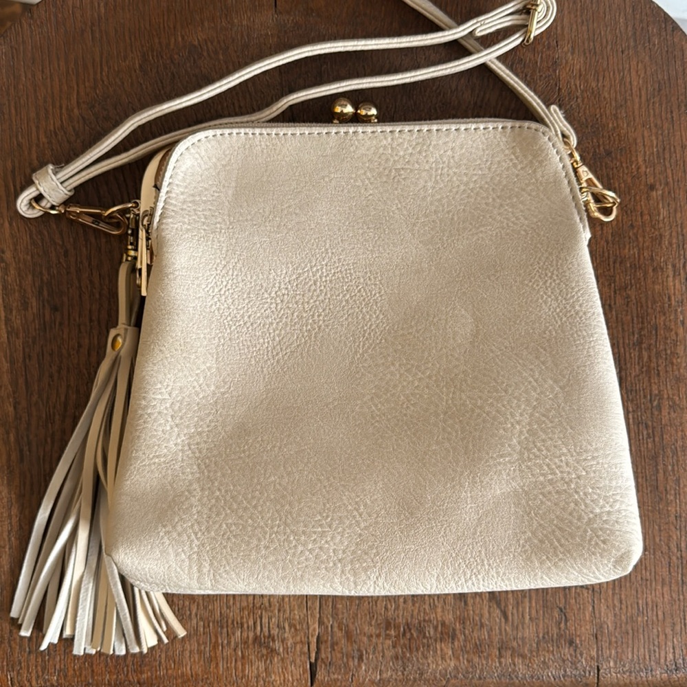 Cream/Bone/Tan Colored Cross Body Bag Gold Tone Hardware Tassel Kiss Lock Clasp - Picture 3 of 17
